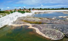 A professora Luciana Barbosa, responsável pela edição especial do Inland Waters, se dedica ao estudo dos tanques de pedra que captam água das chuvas. Foto: Autor Desconhecido